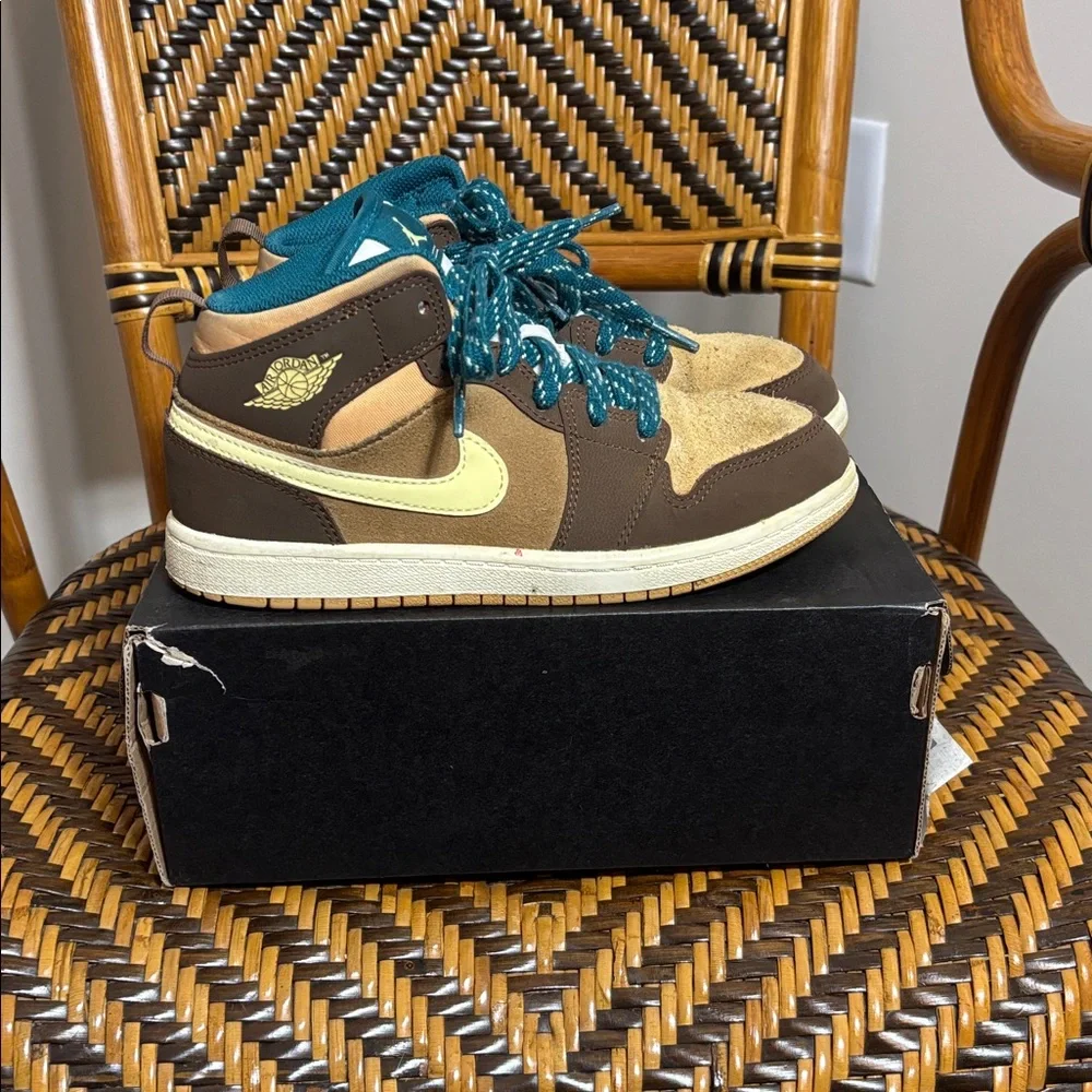 Nike Jordan 1 Mid Cacao Wow Brown Retro Sneaker DZ6335-200 Size 3y